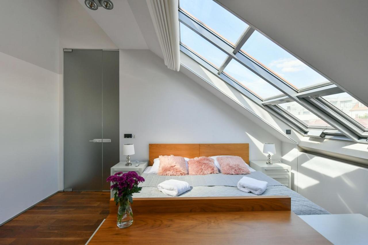 Luxury Central Penthouse With Sauna, Terrace, 250M2, 5Bdrm, 3Bthrm Prag Exterior foto