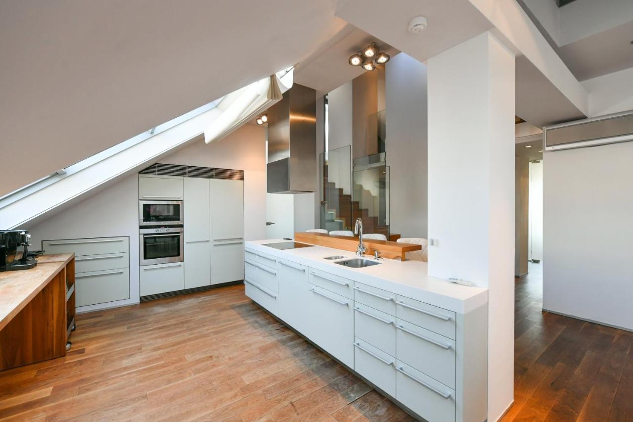 Luxury Central Penthouse With Sauna, Terrace, 250M2, 5Bdrm, 3Bthrm Prag Exterior foto