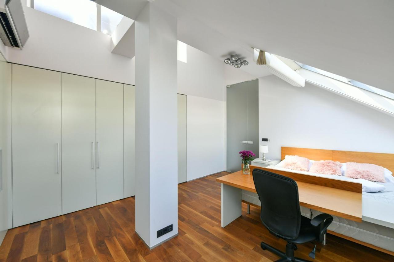 Luxury Central Penthouse With Sauna, Terrace, 250M2, 5Bdrm, 3Bthrm Prag Exterior foto