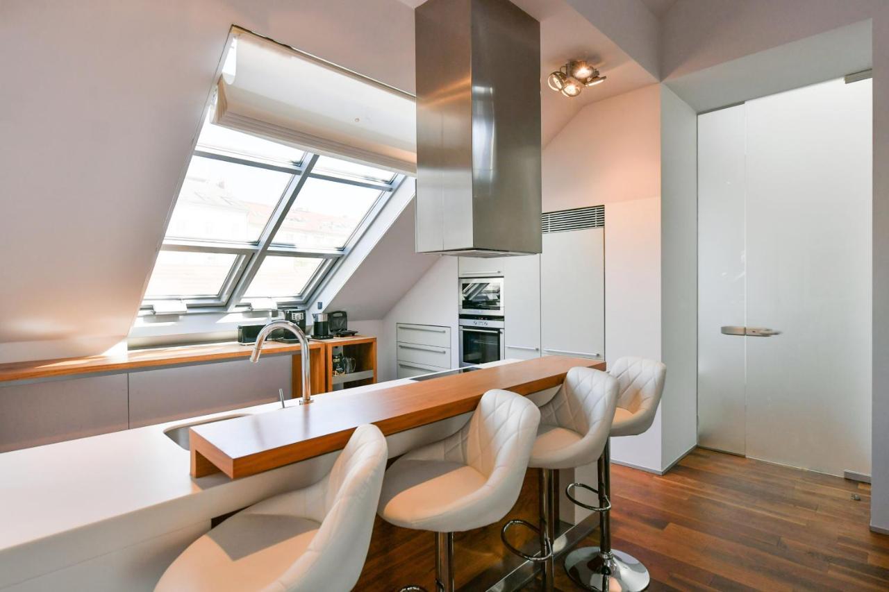 Luxury Central Penthouse With Sauna, Terrace, 250M2, 5Bdrm, 3Bthrm Prag Exterior foto
